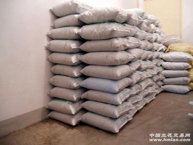为了提高产品质量,出售的珍珠岩在分装前都经过筛选,很费事的一道工序
